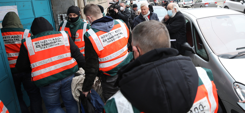 Élőben a NAV-razzia Iványiék karitatív központjában