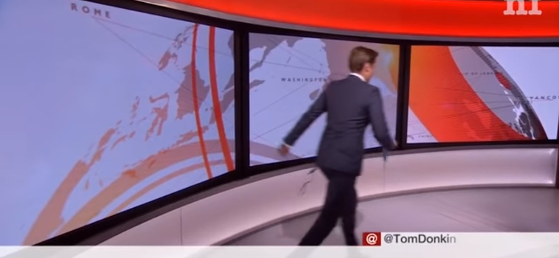 Élő adásban tévedt el a stúdióban a BBC hírolvasója – videó