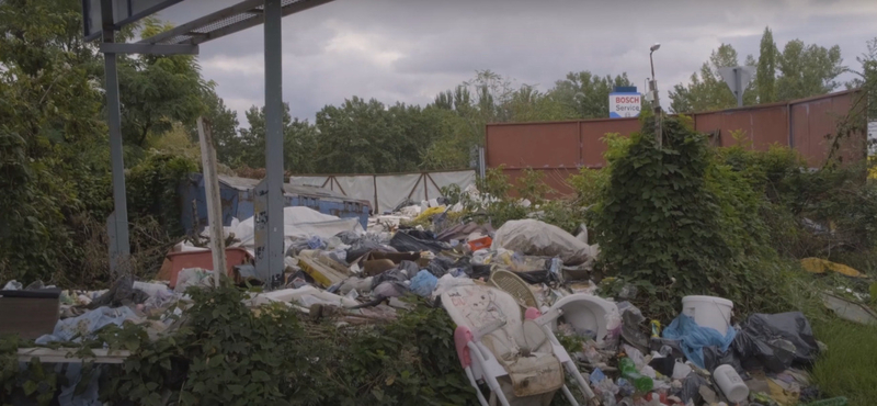 Gazdátlan, ocsmány szemétdomb a városhatáron - videó