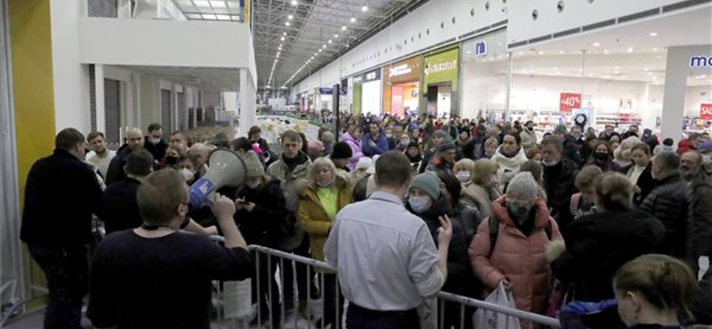 Megrohamozták az oroszok az IKEA üzleteit, miután a cég bejelentette, hogy felfüggeszti az országban a működését