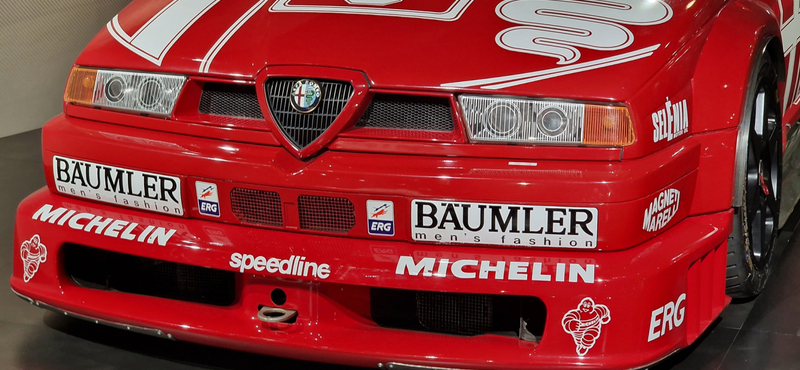 Határ a csillagos ég: testközelből ismerkedtünk meg a zseniális Alfa Romeo 155 DTM-mel
