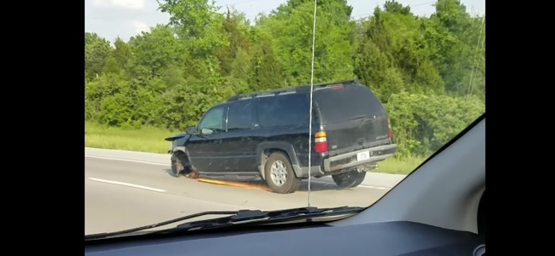 Három kerékkel repesztett az autópályán a sofőr – videó