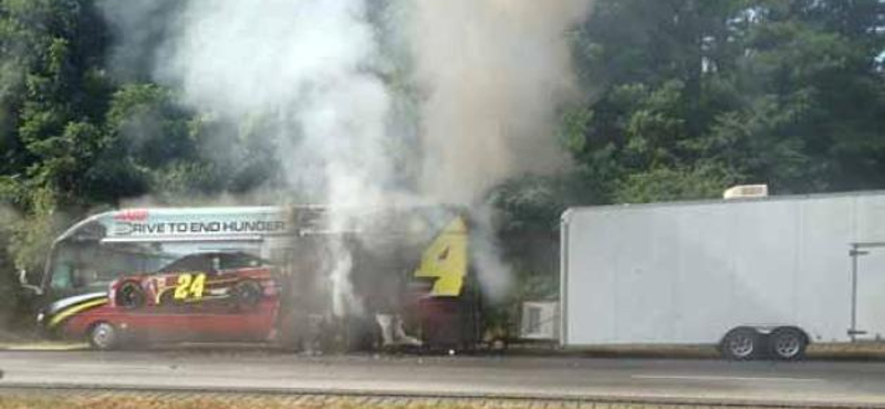 Kigyulladt a NASCAR-nagymenő egyik autóbusza