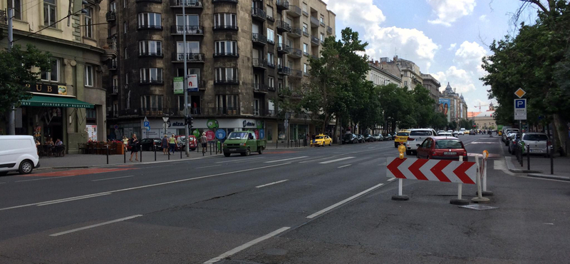 Kilyukadt a Bajcsy-Zsilinszky út a metrópótlók alatt