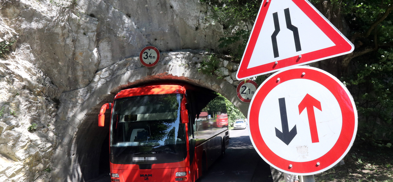 Videó: beszorult egy turistabusz a lillafüredi alagútba