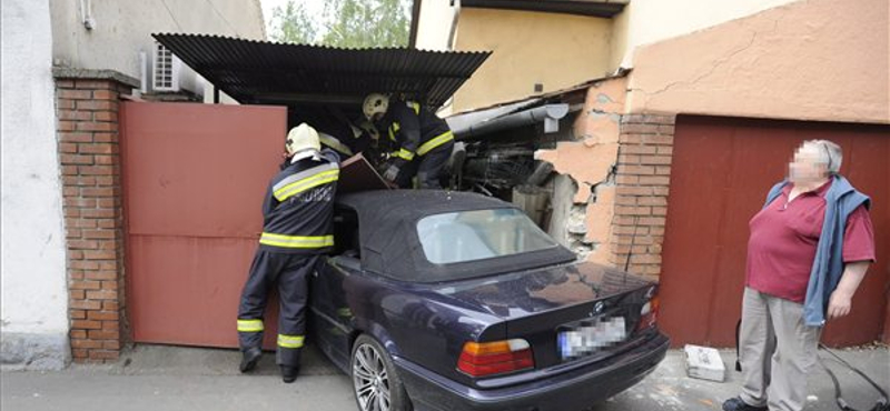 Fotó: garázsba csapódott egy autó