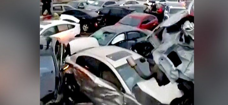 Roncsteleppé vált egy kínai autópálya, ahol legalább 100 autó rohant egymásba – videó