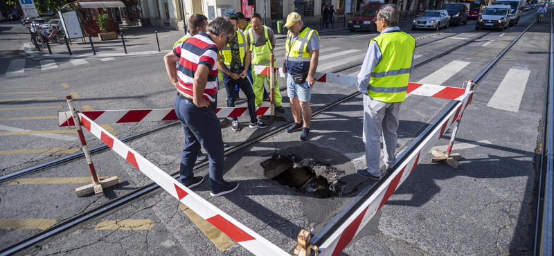 Egy lyuk miatt nem jár harmadik napja villamos a Vámház körúton