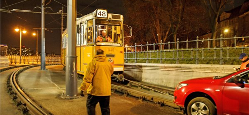 Villamossal vontatták ki a Clark Ádám téri alagútban rekedt autót