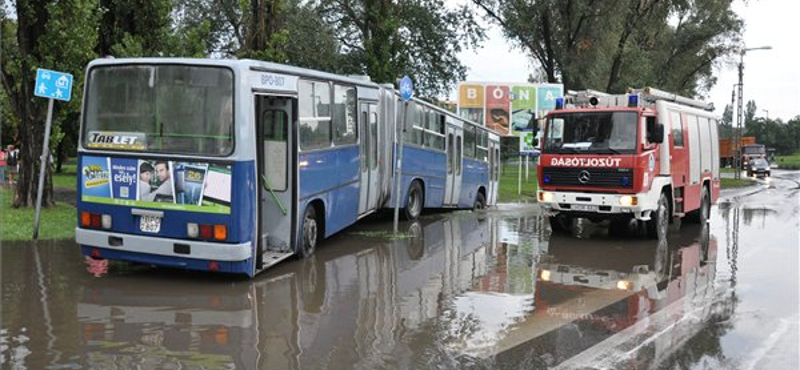 Tetők, fák, pincék lettek oda az ítéletidőben – 900-szor vonultak a tűzoltók