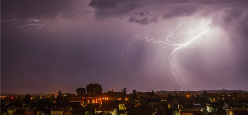 Gyönyörű villámokat kaptak lencsevégre tegnap este - fotók