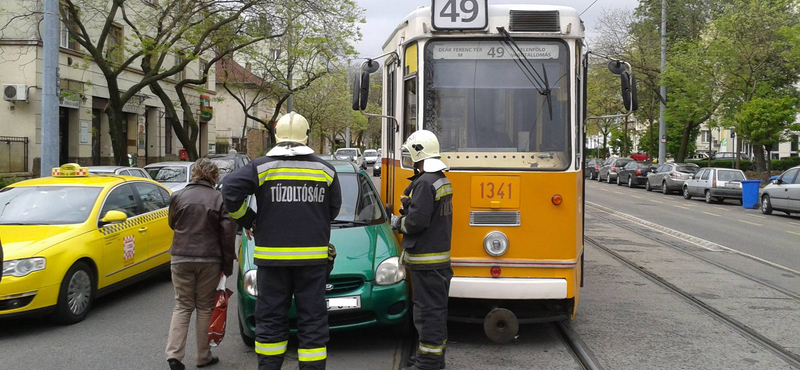 Karambolozott a villamos Budán – fotó