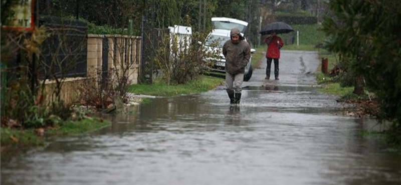 Vízben áll a Balaton partja - megdöbbentő fotók