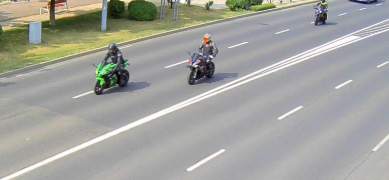 Dührohamot kapott egy motoros, mert nem tudott előzni, megütötte az autóst