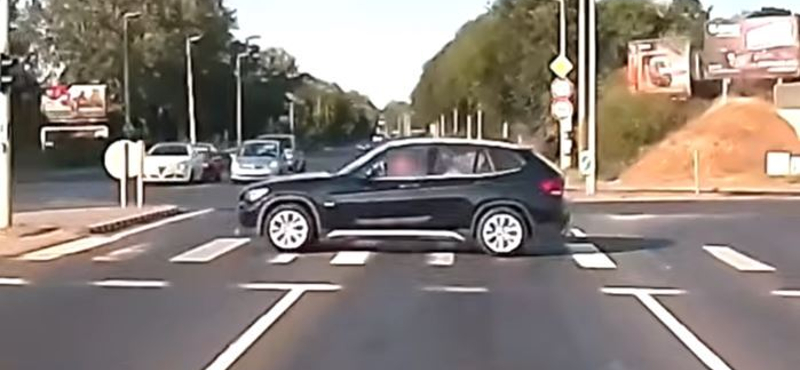 Gyalogosként használta a zebrát egy BMW-s – videó