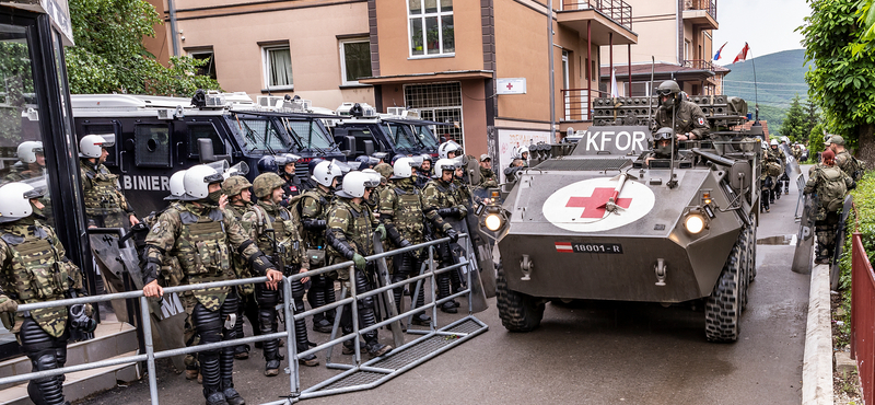 Két, Koszovóban megsérült magyar katona kapott protézist – ismerték el több hónap sunnyogás után hivatalosan a lábamputációkat