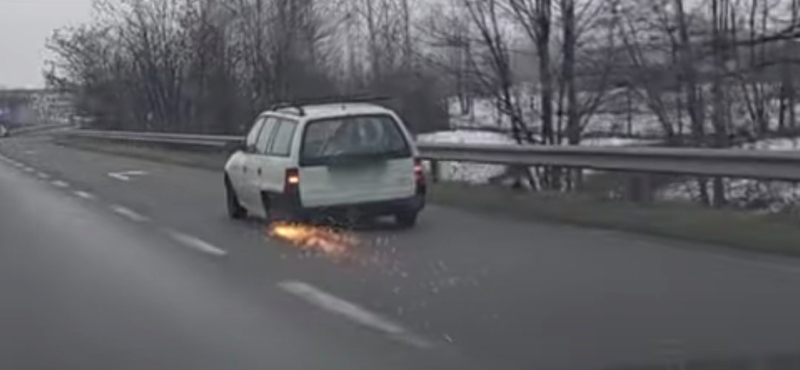 Felnin száguldott egy Opel az M0-s autópályán – videó