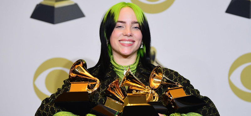 Billie Eilish fehérneműre vetkőzött, a rajongók összezavarodtak