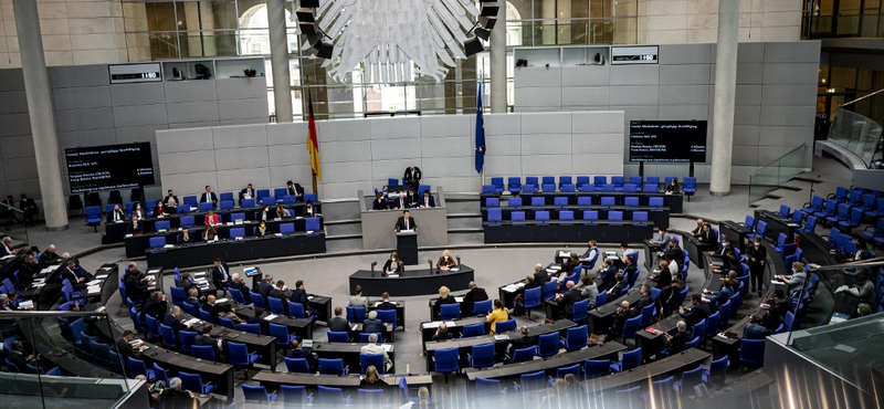 A német parlament határozatban támogatja a Magyarországnak szánt uniós források csökkentését