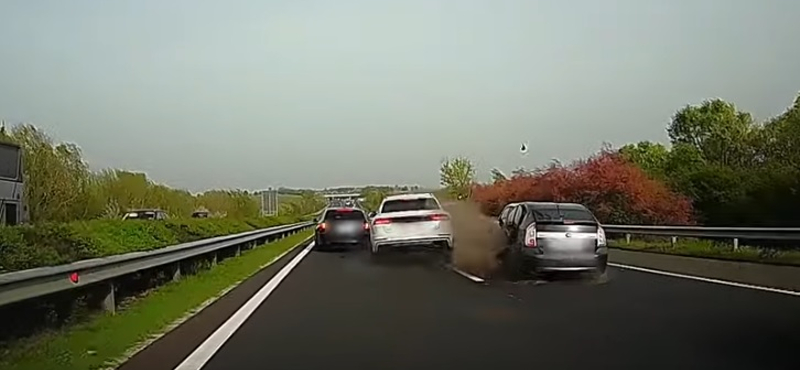 Videón az M7-es baleset: hatalmas sebességgel szállt bele az álló kocsisorba az audis