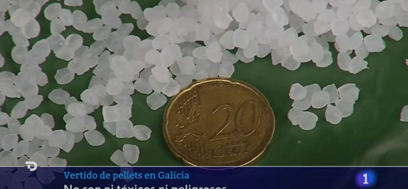 Videón, ahogy százak próbálják feltakarítani a Galícia tengerpartjait elárasztó lencse méretű műanyagszemcséket