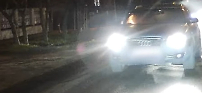 Lángba borult utastérrel közlekedett egy Audi a XVI. kerületben – videó