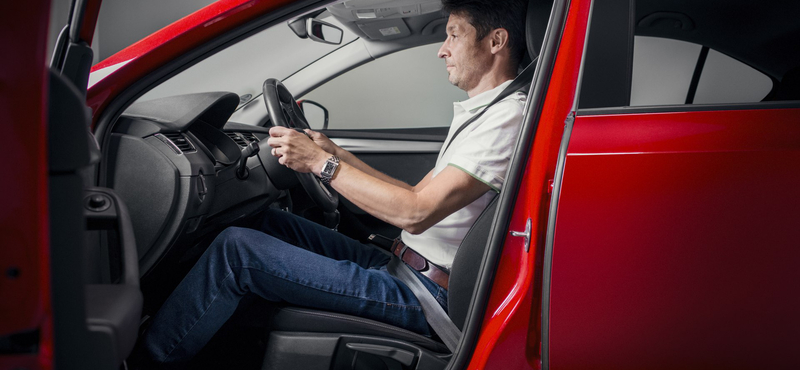 A Skoda elmagyarázza azt az alapvető dolgot, hogyan kellene helyesen ülni a volán mögött
