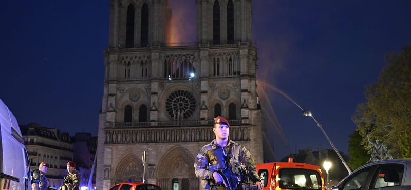 Salma Hayek férje 32 milliárd forintnak megfelelő eurót ajánlott fel a Notre-Dame újjáépítésére