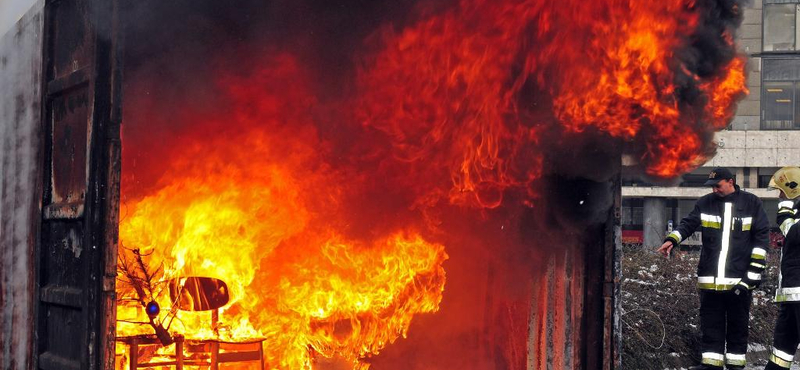 Így ég ki egy lakás a csillagszóró miatt! Élő demonstráció a város közepén (fotókkal)