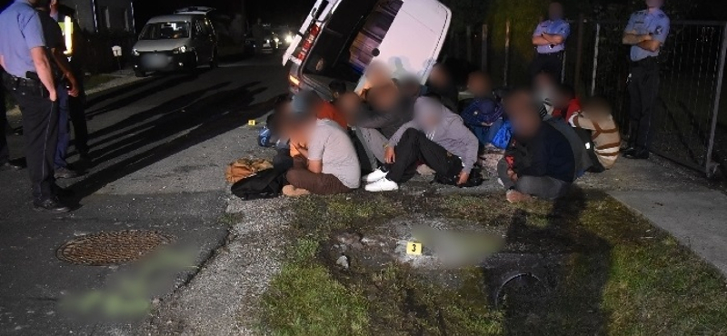 37 illegális bevándorlót zsúfoltak egy kisteherautóba az embercsempészek