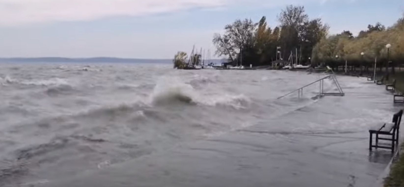 Videón, ahogy megbillenti a Balaton vizét a viharos szél