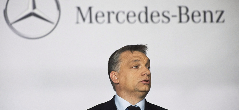 Videó: Orbán Viktor életében először vezet Mercedest