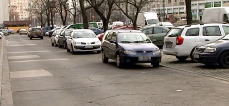 Különleges népszokás Újpalotán: egymás autóit tologatják parkolóhelyért a lakók