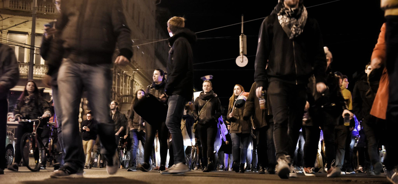 Több százan tüntettek a flakoncepciós per miatt éjszaka