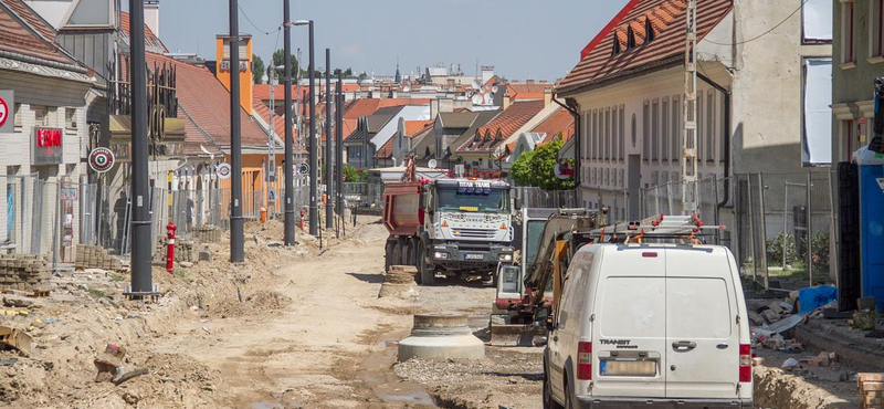 A föld alatt is felforgatták Budát a fonódó villamoshálózat miatt – fotók