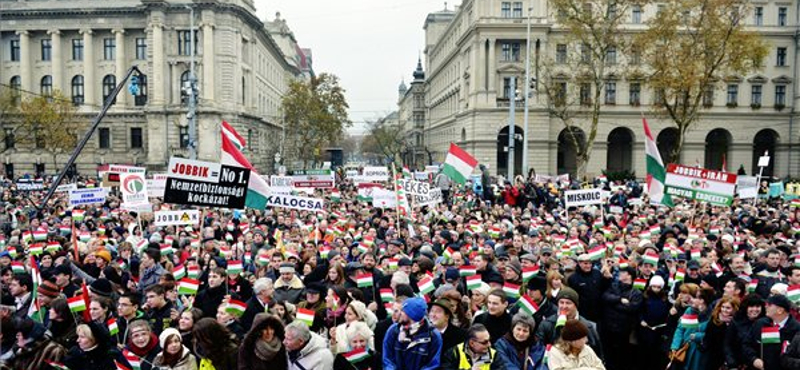 "A fasizmus egy vírus, és a Jobbik a vírusgazda" - tüntetés a Kossuth téren