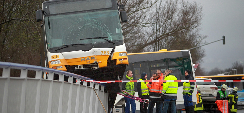 Ritkán látni ilyen balesetet: hídkorlátra rohant fel egy busz – fotó