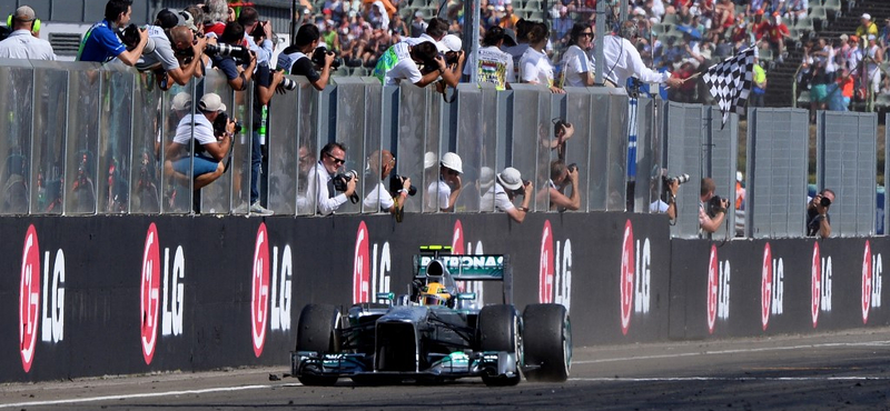 Valakinek 6,7 milliárd forintot ért az a Forma-1-es autó, amivel Hamilton először nyert a Mercedesben