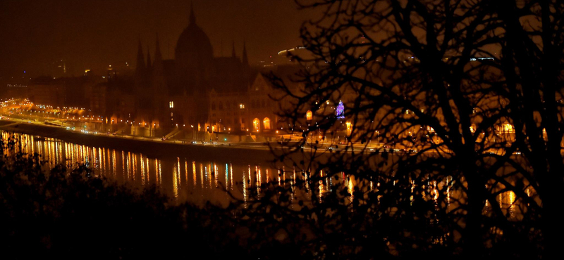 Így kapcsolták le a díszkivilágítást Budapesten – képek
