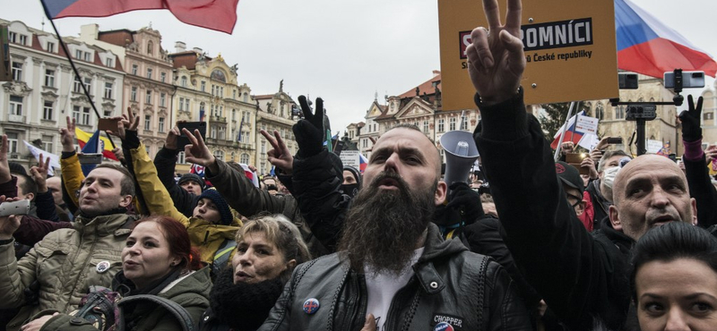 A járványügyi korlátozások ellen tüntettek Prágában