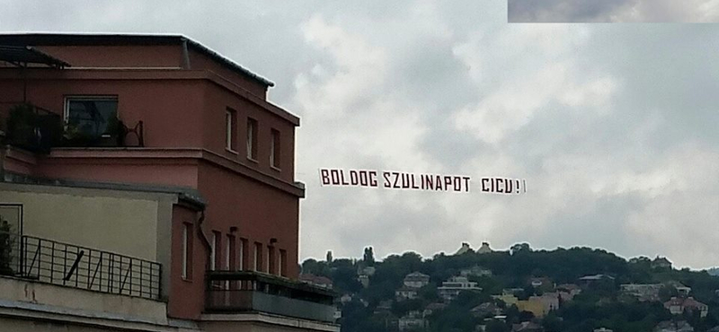 Fotó: repülő húzta a szülinapi jókívánságot Budapest felett