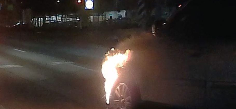 Lángra kapott Volvo érkezett a piroshoz, majd továbbhajtott Tatabányán – videó