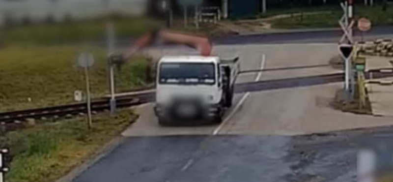 Elfelejtette lehajtani a darut, letarolta a vasúti átjárót egy teherautós Sopronnál – videó