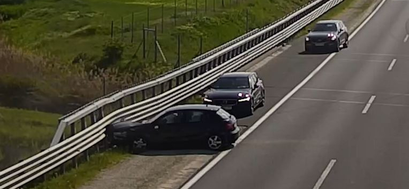 Kiegyenesítette a kanyart egy figyelmetlen autós az M86-oson, a szalagkorlát fogta meg – videó