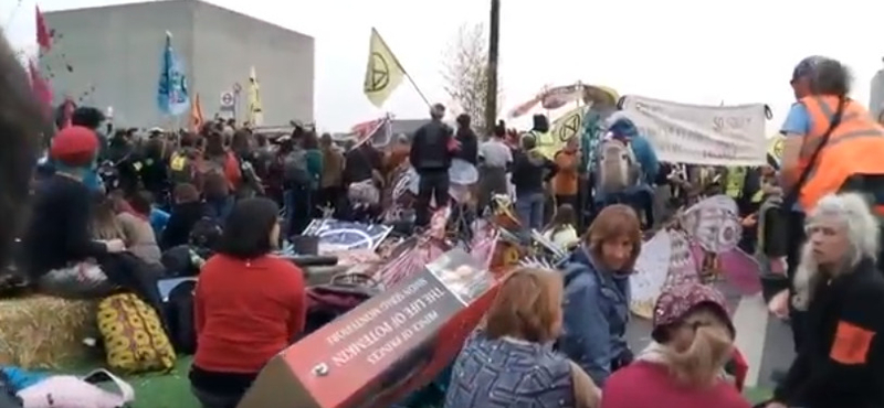 Magyarok is vannak a londoni Waterloo híd klímatiltakozó lezárásánál – videó