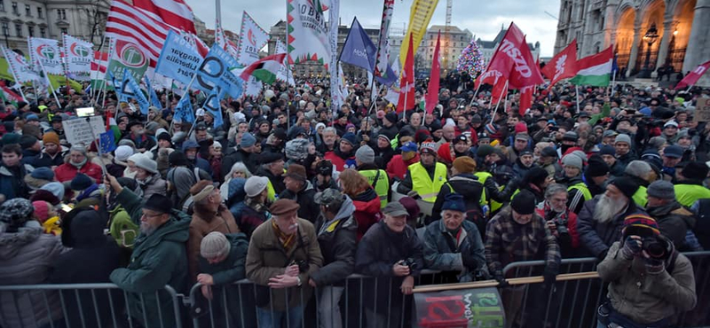 "Lassan haladunk a személyi kultusz felé" - Orbánt bírálja a szír-magyar aktivista