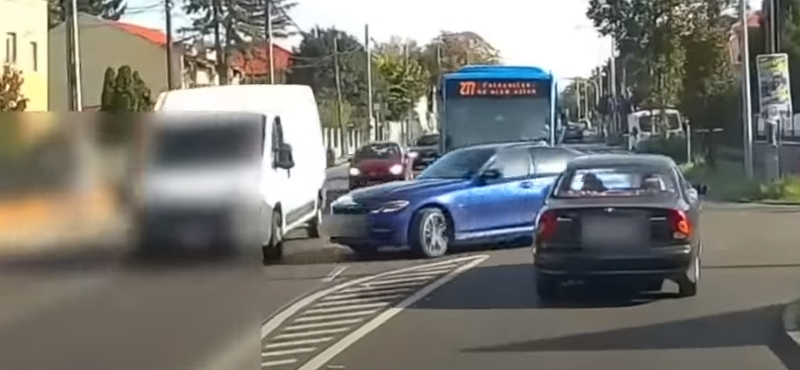 Videón, ahogy egy BMW lassítás nélkül furgonba hajt Budapesten