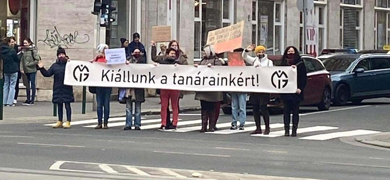 Diákok tiltakoztak a zebrán a Ferenciek terén, így álltak ki a tanáraikért