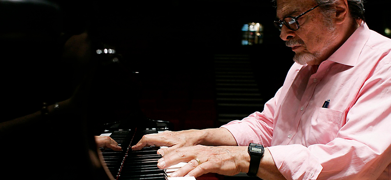 Meghalt a zongoraművész, aki egy kézzel is karriert tudott építeni