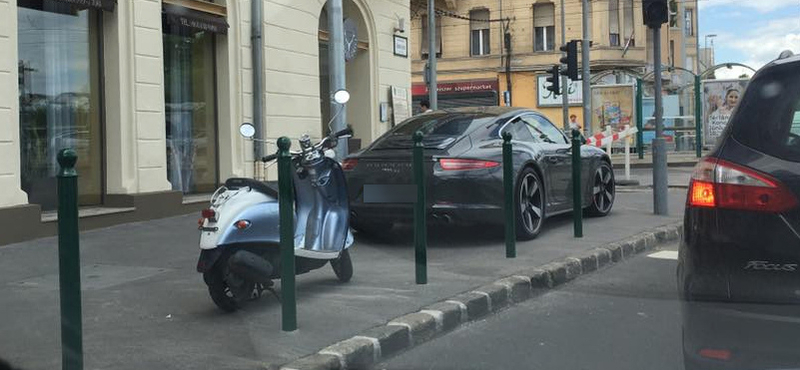 Tucatjával vannak fotók a neten a járdán szabálytalanul parkoló autókról, de tudjuk, mi a szabályos?